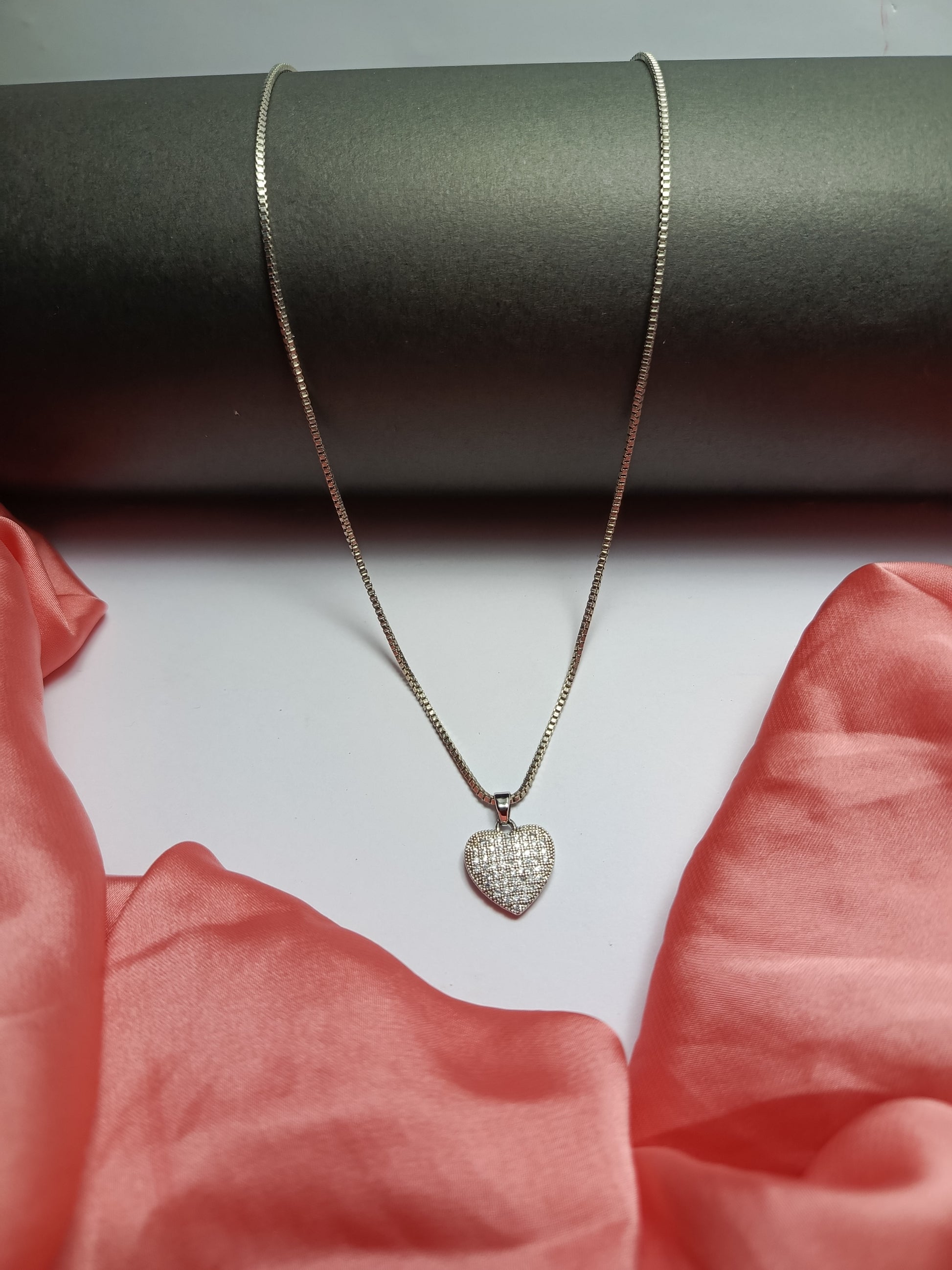 Elegant Heart Pendant Necklace – A Symbol of Love & Elegance