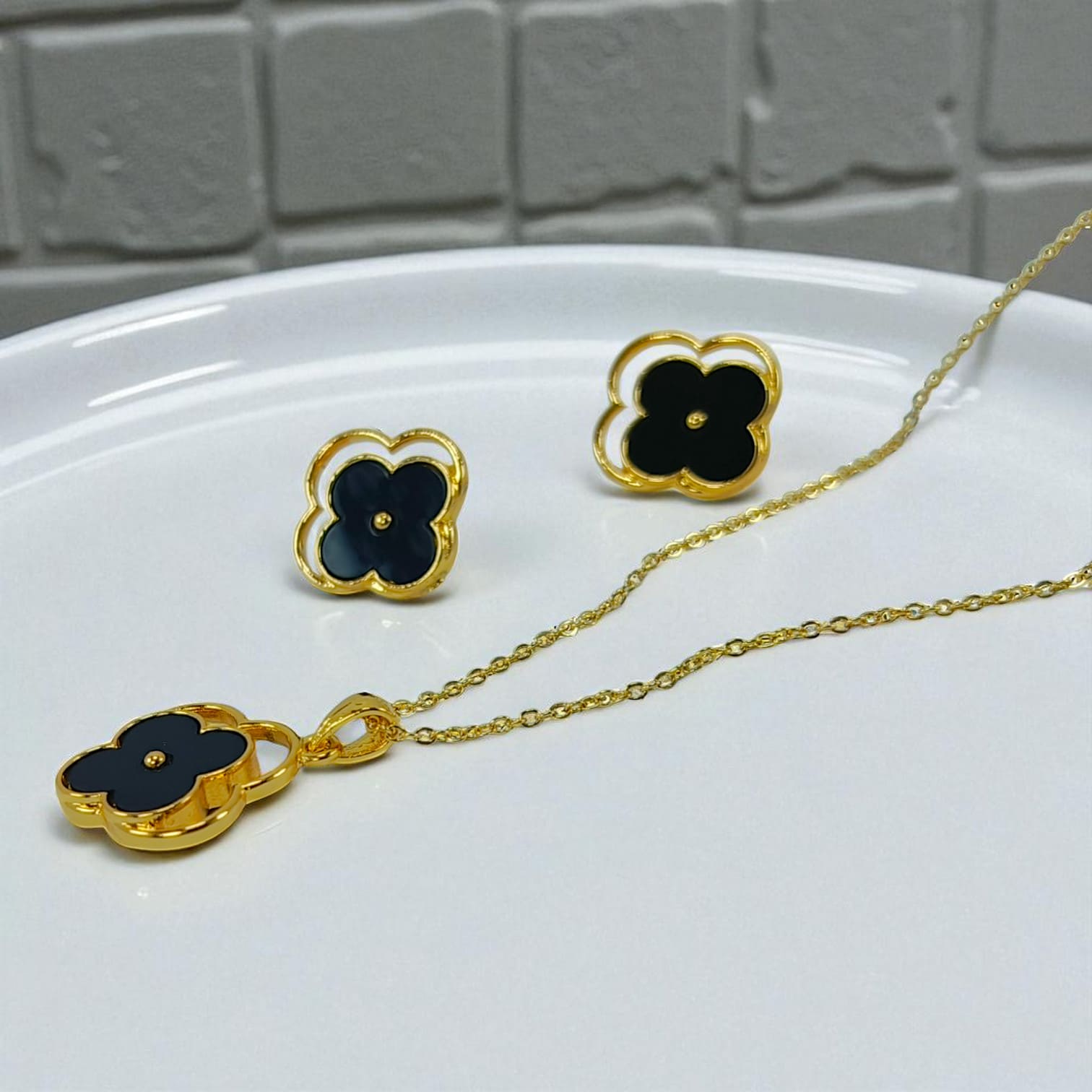 Black Clover Jewelry Set – Elegant