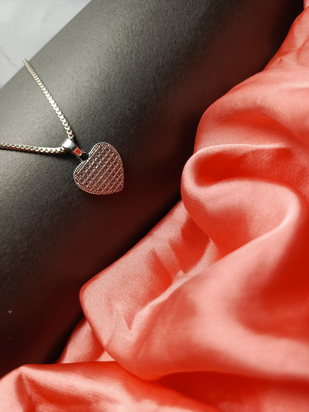Elegant Heart Pendant Necklace – A Symbol of Love & Elegance