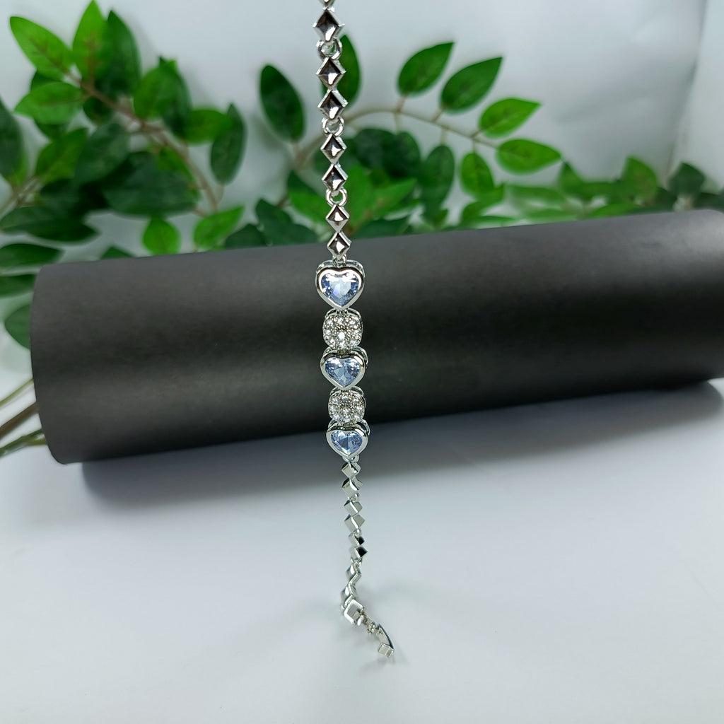 Elegant Heart Charm Bracelet – Silver Plated